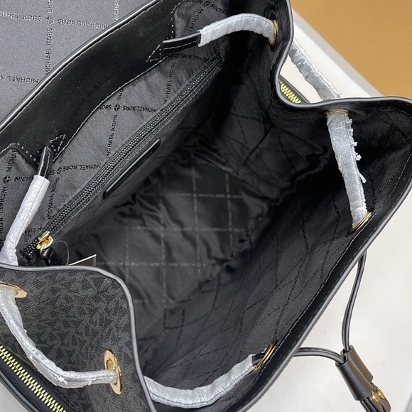 MICHAEL KORS
Jet Set Large Logo Backpack
COLOR BLACK
NWT - Picture 9 of 16